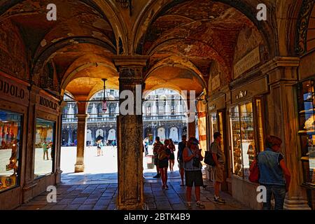 Torbogen auf dem Markusplatz, Markusplatz`s - Teil der langen Arkaden entlang der Nordseite des Markusplatzes, Venedig, Italien, Juni 2016 Stockfoto